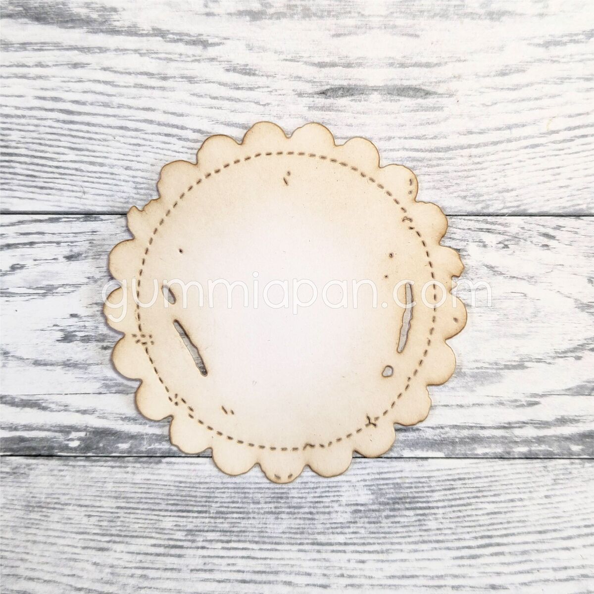 Stanze Worn Scalloped Circle