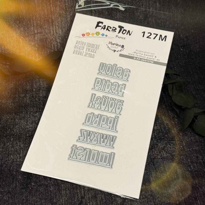 Stanze Mittel-Alpha auf Papierleiste Kleinbuchstaben