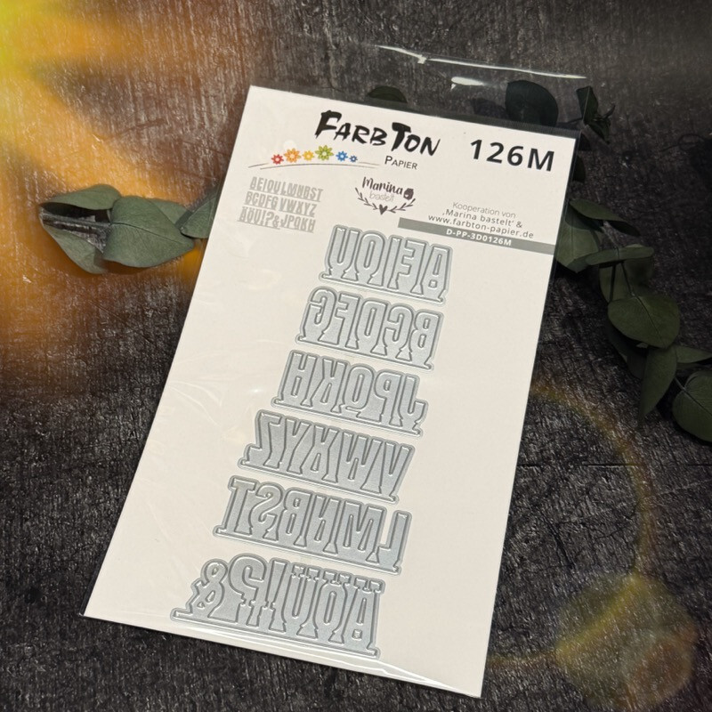 Stanze Mittel-Alpha auf Papierleiste Großbuchstaben