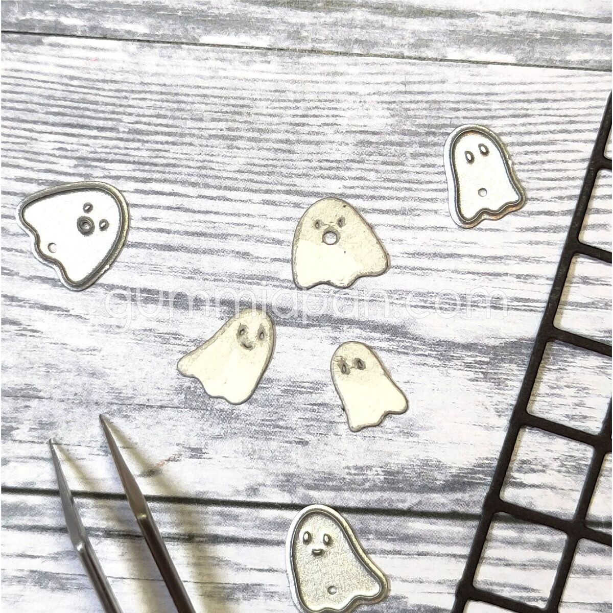 Stanze Three Small Ghosts
